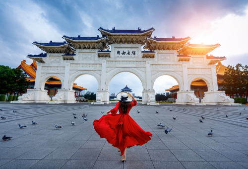 Explore the grounds of Chiang Kai Shek Memorial and Presidential Hall