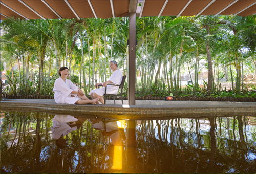 Soak in the golden hot spring, Nourishes tired body and mind