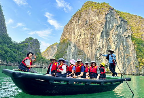 Taking the raft to explore Luon Cave