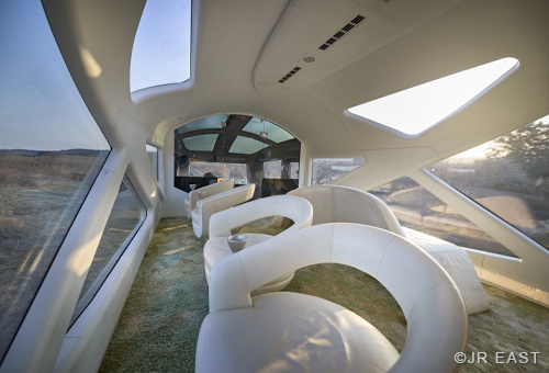  Enjoying the changing views in observation car