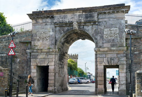 City tour through Derry, the Derry Wall